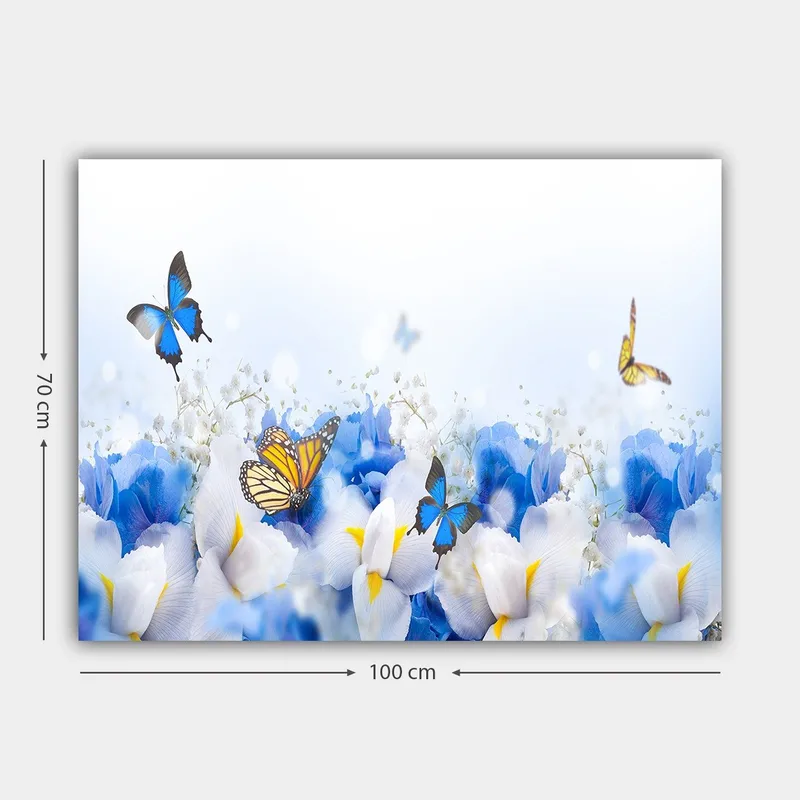 Canvastavla 70x100 cm - Färgglad komposition av fjärilar som svävar över vita och blå blommor - Blå / Vit / Gul - Inredning - Tavlor & konst - Canvastavlor