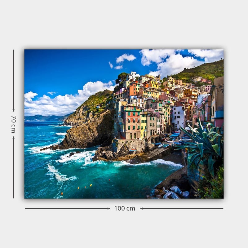 Canvastavla 70x100 cm - Färgglad kustby med färgglada hus som klättrar på klipporna vid havet - Blå / Grön / Beige - Inredning - Tavlor & konst - Canvastavlor