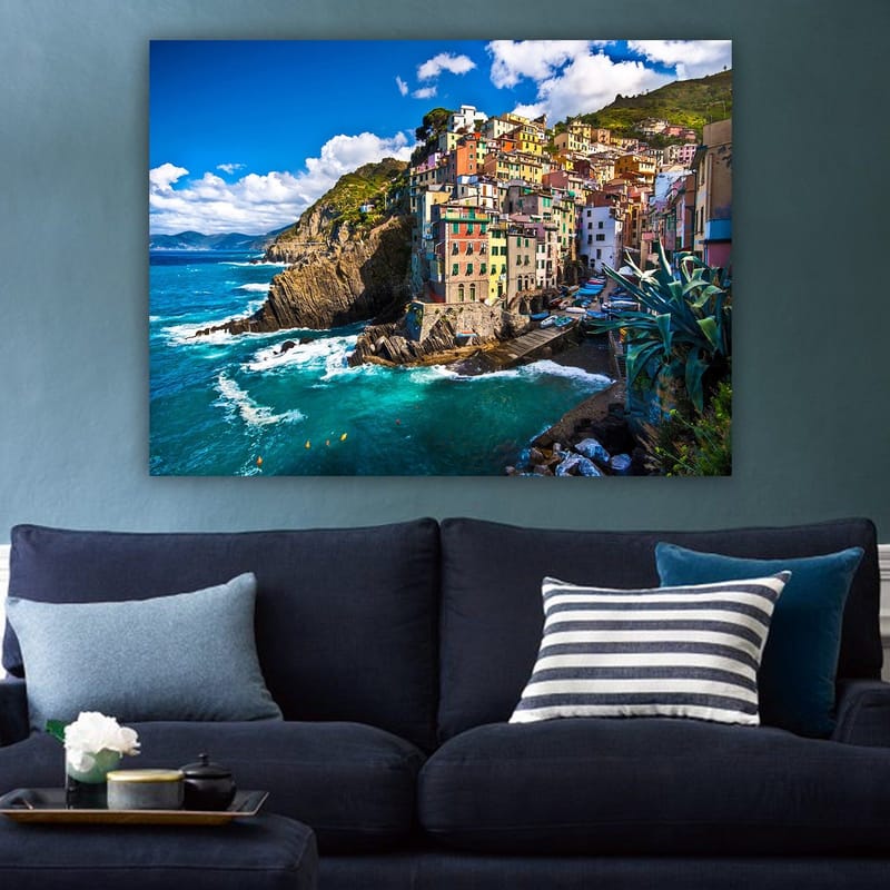 Canvastavla 70x100 cm - Färgglad kustby med färgglada hus som klättrar på klipporna vid havet - Blå / Grön / Beige - Inredning - Tavlor & konst - Canvastavlor