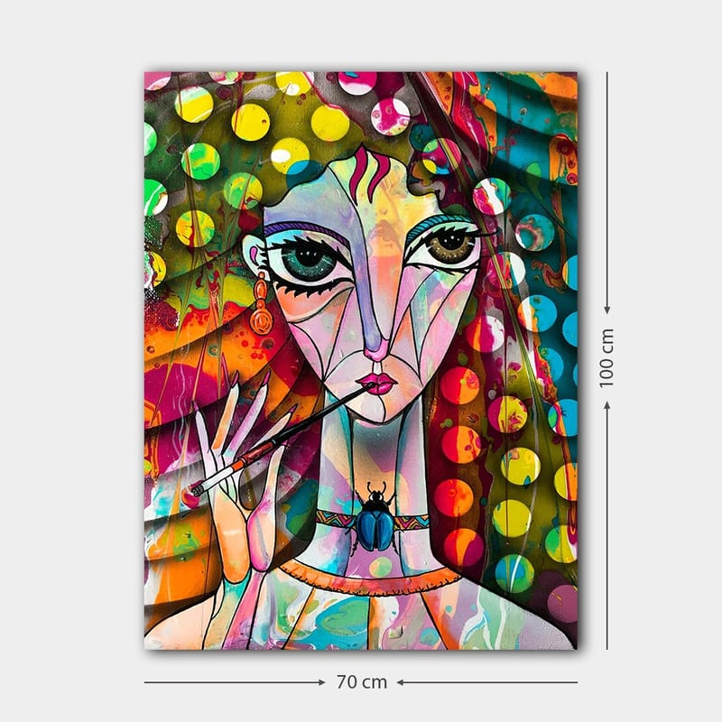 Canvastavla 70x100 cm - Färgglad kvinna med stora ögon som håller en pensel och har en skulptural frisyr - Grön / Rosa / Blå - Inredning - Tavlor & konst - Canvastavlor