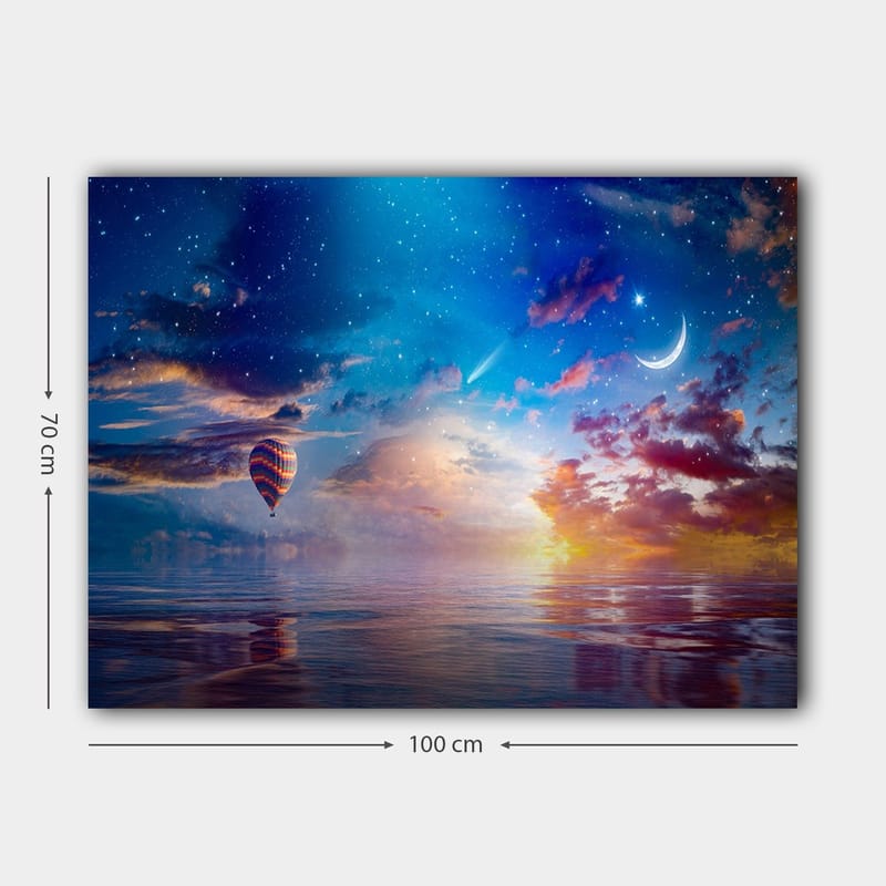Canvastavla 70x100 cm - Färgglad luftballong svävar över en spegelblanka yta under en stjärnklar himmel med dramatiska moln och en måne - Blå / Orange / Röd - Inredning - Tavlor & konst - Canvastavlor