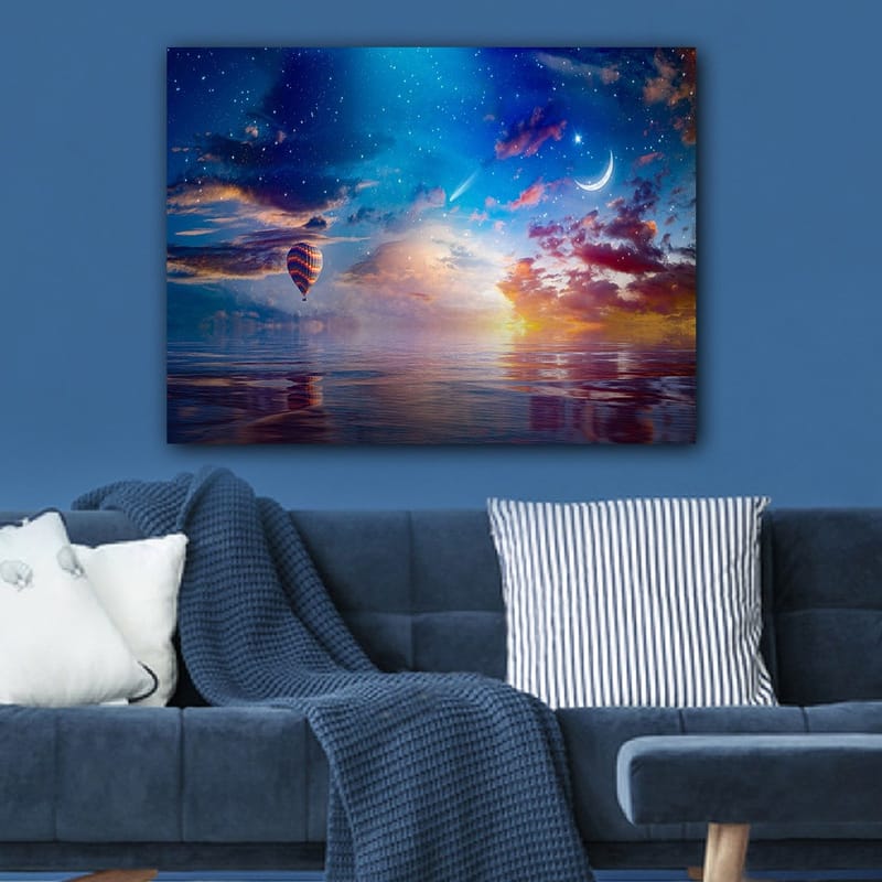 Canvastavla 70x100 cm - Färgglad luftballong svävar över en spegelblanka yta under en stjärnklar himmel med dramatiska moln och en måne - Blå / Orange / Röd - Inredning - Tavlor & konst - Canvastavlor