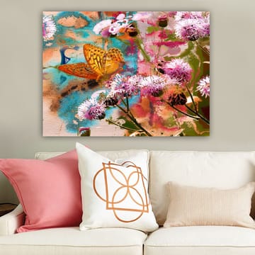 Canvastavla 70x100 cm - Färgglad målning med en fjäril som sitter på blommor i en livlig naturmiljö - Orange / Rosa / Grön - Inredning - Tavlor & konst - Canvastavlor