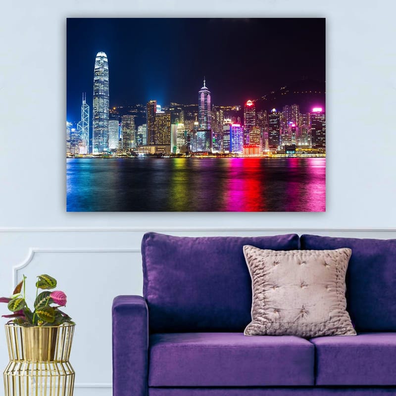 Canvastavla 70x100 cm - Färgglad nattvy av Hongkongs skyline med upplysta skyskrapor - Blå / Lila / Rosa - Inredning - Tavlor & konst - Canvastavlor