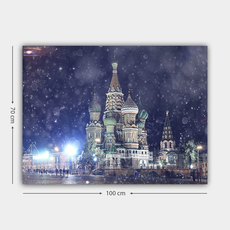 Canvastavla 70x100 cm - Färgglad och detaljrik vy av den berömda St. Basils katedral i Moskva, omgiven av snöfall - Grön / Röd / Blå - Inredning - Tavlor & konst - Canvastavlor