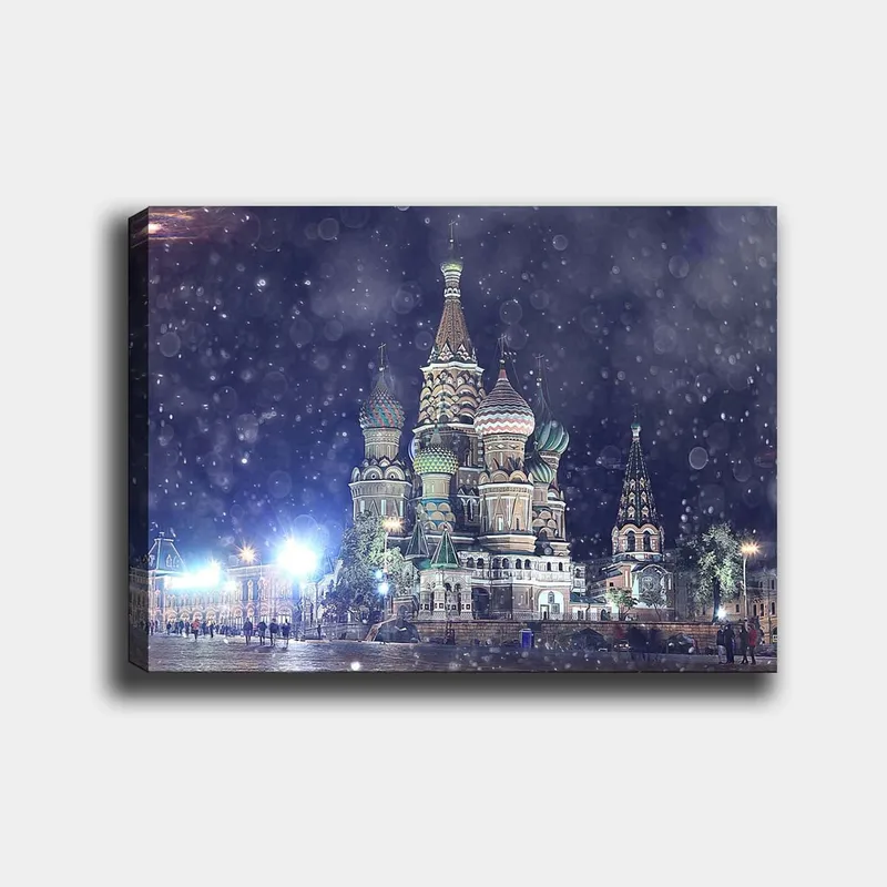 Canvastavla 70x100 cm - Färgglad och detaljrik vy av den berömda St. Basils katedral i Moskva, omgiven av snöfall, Grön / Röd / Blå