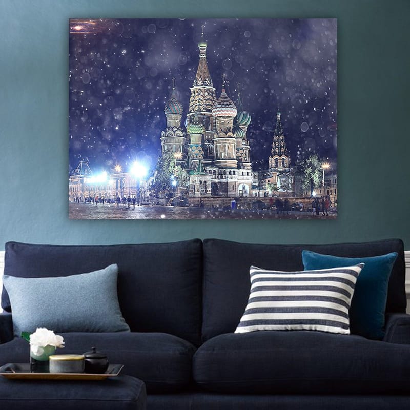 Canvastavla 70x100 cm - Färgglad och detaljrik vy av den berömda St. Basils katedral i Moskva, omgiven av snöfall - Grön / Röd / Blå - Inredning - Tavlor & konst - Canvastavlor