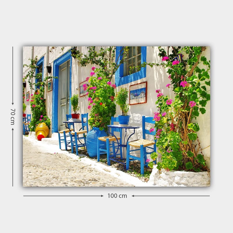 Canvastavla 70x100 cm - Färgglad och livlig gata med blå stolar och blomkrukor i en medelhavsmiljö - Blå / Grön / Rosa - Inredning - Tavlor & konst - Canvastavlor