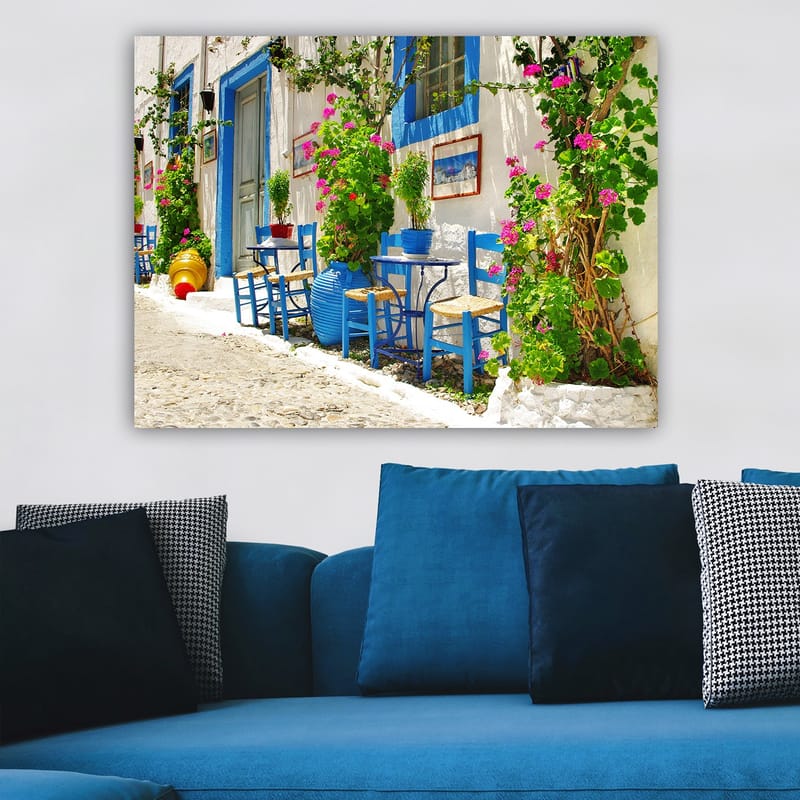 Canvastavla 70x100 cm - Färgglad och livlig gata med blå stolar och blomkrukor i en medelhavsmiljö - Blå / Grön / Rosa - Inredning - Tavlor & konst - Canvastavlor
