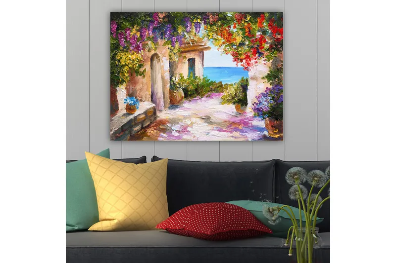Canvastavla 70x100 cm - Färgglad och livlig gränd med blommor och havsutsikt - Lila / Grön / Röd - Inredning - Tavlor & konst - Canvastavlor