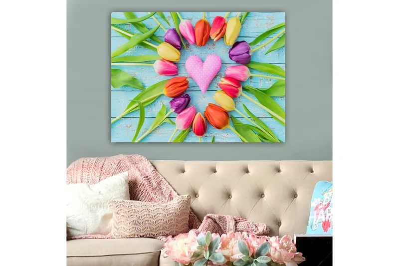 Canvastavla 70x100 cm - Färgglad samling av tulpaner i form av ett hjärta med en rosa prydnad i mitten - Rosa / Lila / Orange - Inredning - Tavlor & konst - Canvastavlor