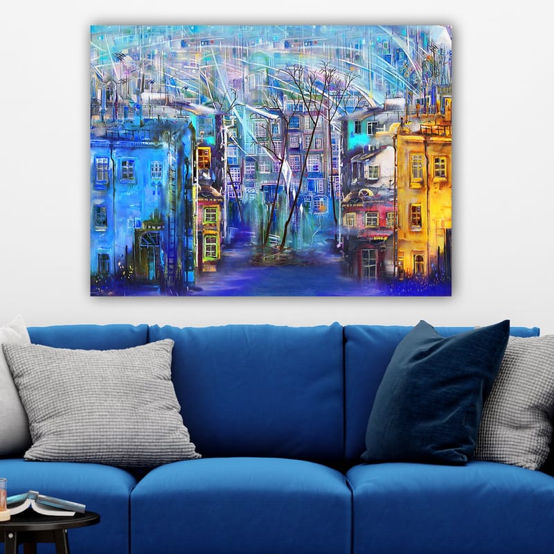 Canvastavla 70x100 cm - Färgglad stadsbild med hus i olika nyanser och träd under en regnig himmel - Blå / Gul / Lila - Inredning - Tavlor & konst - Canvastavlor