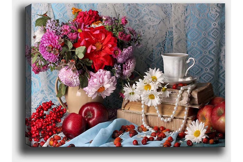 Canvastavla 70x100 cm - Färgglad stilleben med blommor, frukter och en kopp på en bokstapel - Röd / Grön / Lila - Inredning - Tavlor & konst - Canvastavlor