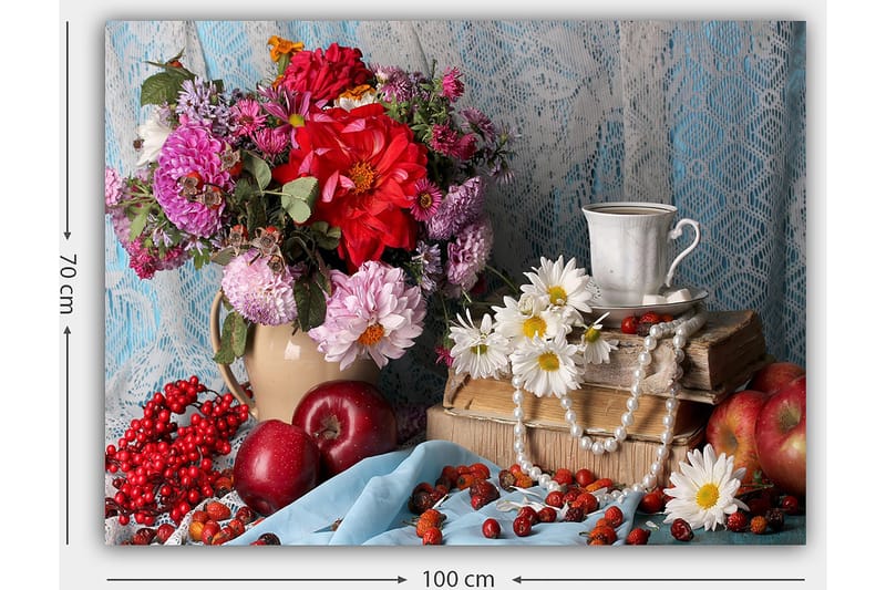 Canvastavla 70x100 cm - Färgglad stilleben med blommor, frukter och en kopp på en bokstapel - Röd / Grön / Lila - Inredning - Tavlor & konst - Canvastavlor