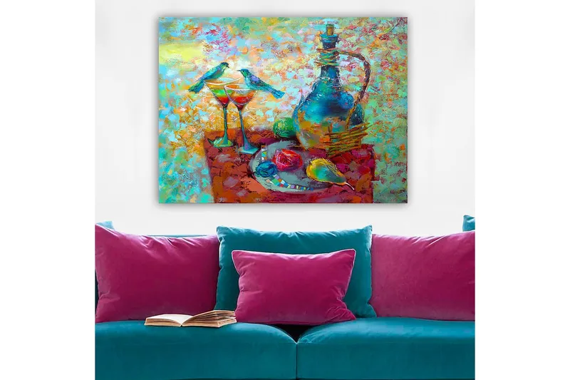 Canvastavla 70x100 cm - Färgglad stillhet med en karaff, två glas och frukter på ett bord, omgiven av fåglar, Turkos / Röd / Gul