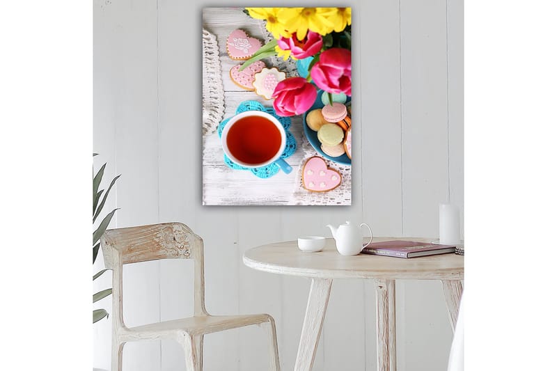 Canvastavla 70x100 cm - Färgglad stillhet med en kopp te, blommor och dekorerade kakor, Röd / Rosa / Grön