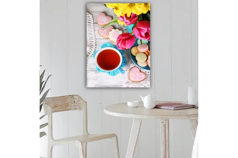 Canvastavla 70x100 cm - Färgglad stillhet med en kopp te, blommor och dekorerade kakor - Röd / Rosa / Grön - Inredning - Tavlor & konst - Canvastavlor