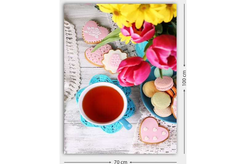 Canvastavla 70x100 cm - Färgglad stillhet med en kopp te, blommor och dekorerade kakor - Röd / Rosa / Grön - Inredning - Tavlor & konst - Canvastavlor
