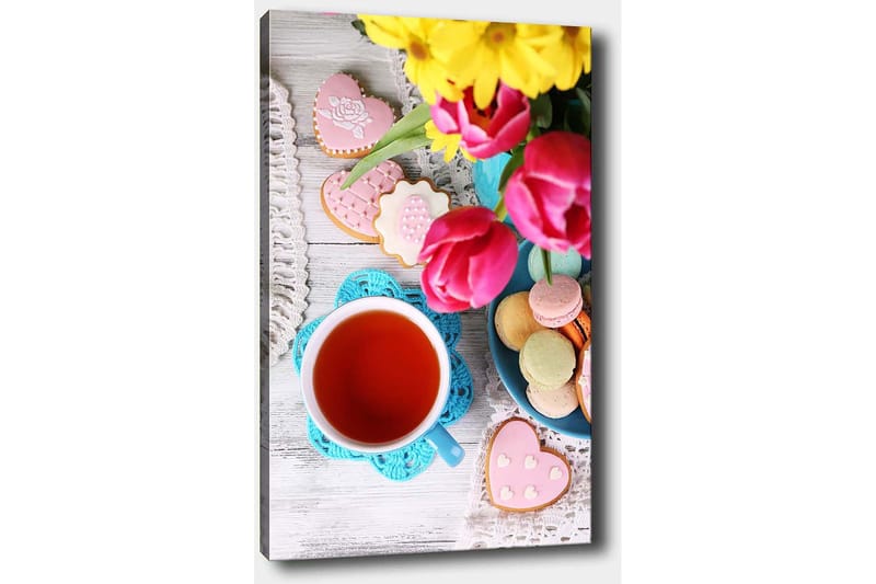 Canvastavla 70x100 cm - Färgglad stillhet med en kopp te, blommor och dekorerade kakor - Röd / Rosa / Grön - Inredning - Tavlor & konst - Canvastavlor