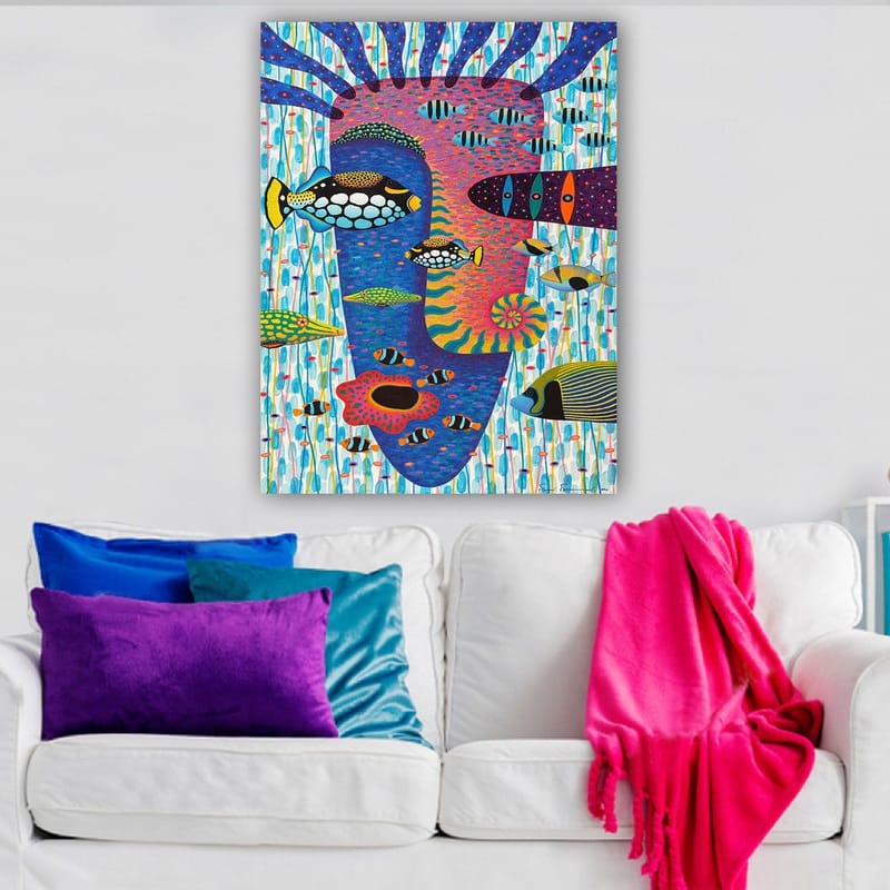 Canvastavla 70x100 cm - Färgglad undervattensscen med olika fiskar och ett ansiktsmotiv i bakgrunden - Blå / Rosa / Gul - Inredning - Tavlor & konst - Canvastavlor