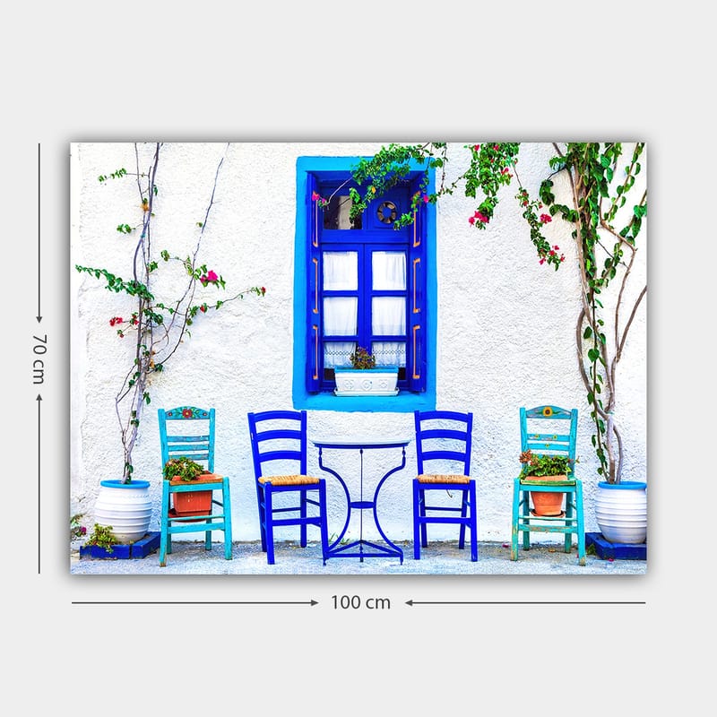 Canvastavla 70x100 cm - Färgglad uteservering med blå stolar och fönster i en medelhavsmiljö - Blå / Grön / Vit - Inredning - Tavlor & konst - Canvastavlor