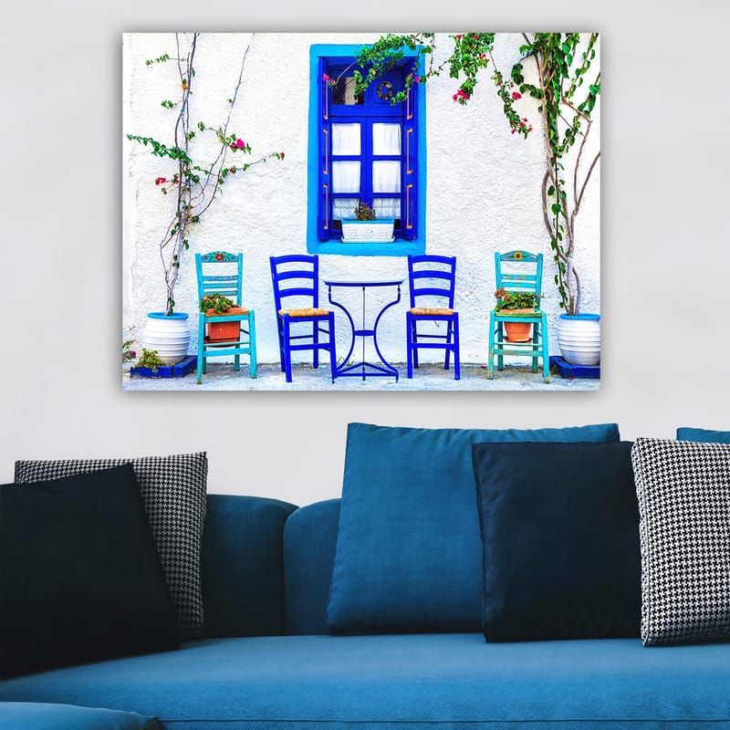 Canvastavla 70x100 cm - Färgglad uteservering med blå stolar och fönster i en medelhavsmiljö - Blå / Grön / Vit - Inredning - Tavlor & konst - Canvastavlor