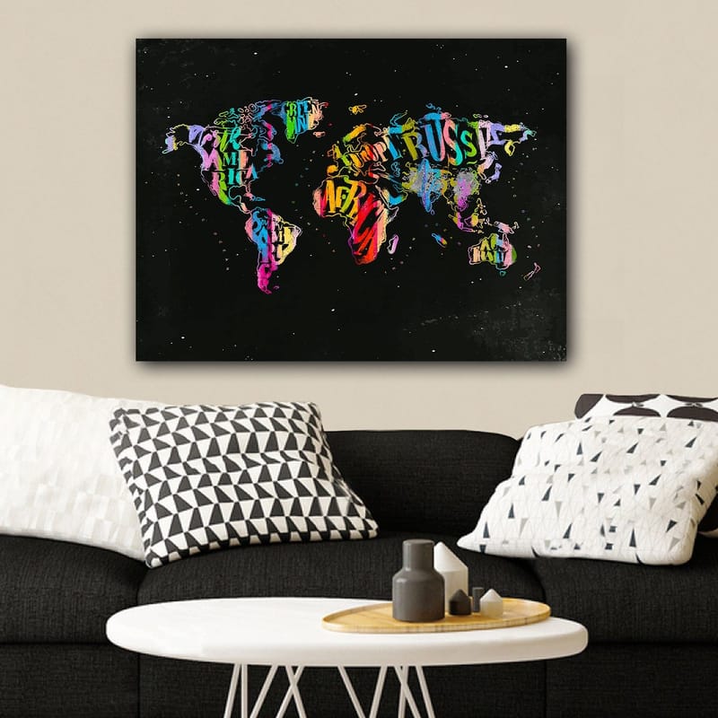 Canvastavla 70x100 cm - Färgglad världskarta skapad av text och symboler som representerar olika länder - Lila / Röd / Grön - Inredning - Tavlor & konst - Canvastavlor