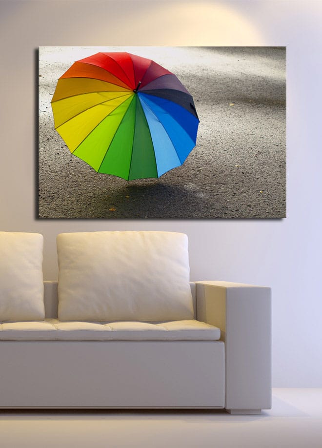 Canvastavla 70x100 cm - Färgglad paraply som står på en grå yta - Röd / Grön / Blå - Inredning - Tavlor & konst - Canvastavlor