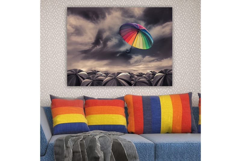 Canvastavla 70x100 cm - Färgglad paraply svävar över en samling gråa paraplyer under ett dramatiskt molnigt himmel - Regnbågsfärger / Grå - Inredning - Tavlor & konst - Canvastavlor