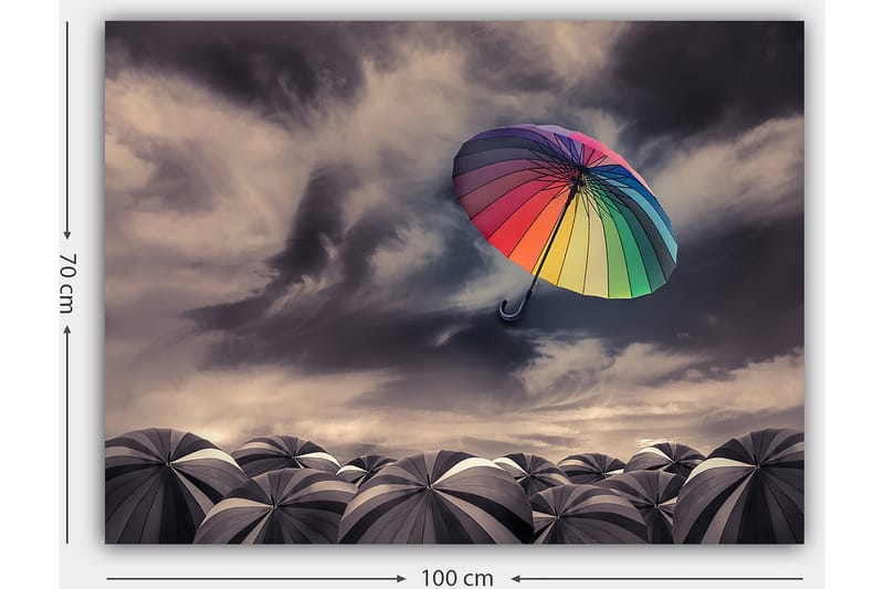 Canvastavla 70x100 cm - Färgglad paraply svävar över en samling gr åa paraplyer under ett dramatiskt molnigt himmel - Regnbågsfärger / Grå - Inredning - Tavlor & konst - Canvastavlor