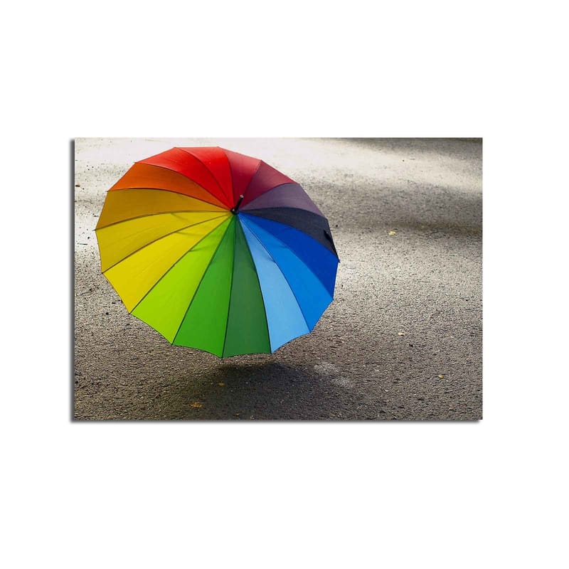 Canvastavla 70x100 cm - Färgglad paraply som står på en grå yta - Röd / Grön / Blå - Inredning - Tavlor & konst - Canvastavlor