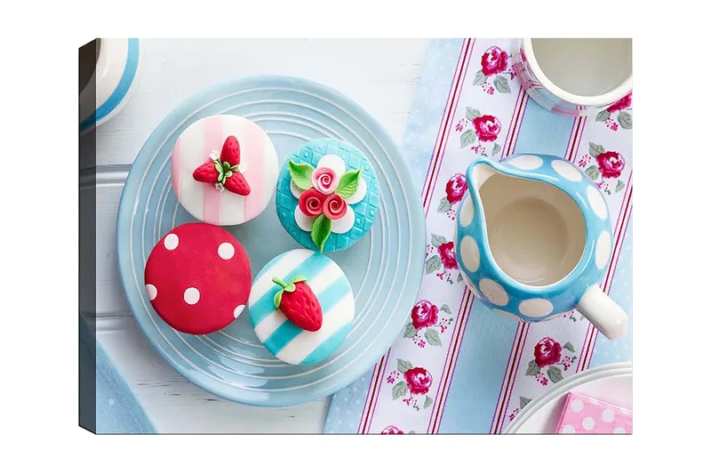 Canvastavla 70x100 cm - Färgglada bakverk dekorerade med bär och blommor på en tallrik, Röd / Blå / Vit