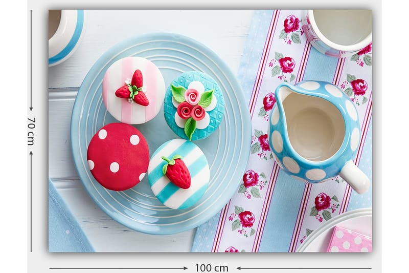 Canvastavla 70x100 cm - Färgglada bakverk dekorerade med bär och blommor på en tallrik - Röd / Blå / Vit - Inredning - Tavlor & konst - Canvastavlor