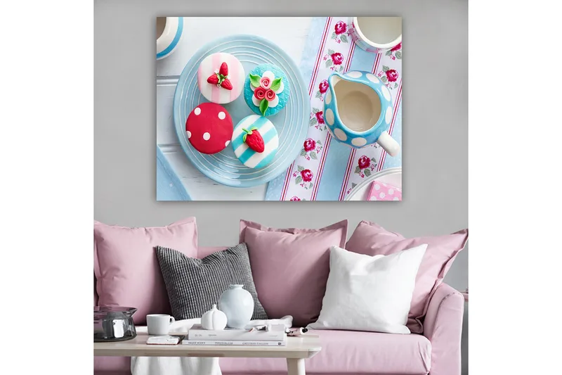 Canvastavla 70x100 cm - Färgglada bakverk dekorerade med bär och blommor på en tallrik - Röd / Blå / Vit - Inredning - Tavlor & konst - Canvastavlor