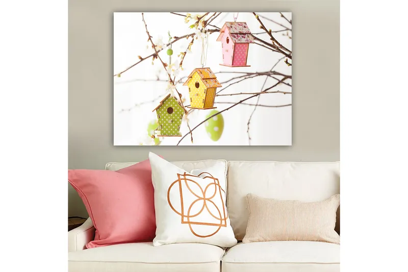 Canvastavla 70x100 cm - Färgglada fågelholkar hängande i grenar med blommor - Grön / Gul / Rosa - Inredning - Tavlor & konst - Canvastavlor