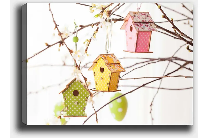Canvastavla 70x100 cm - Färgglada fågelholkar hängande i grenar med blommor - Grön / Gul / Rosa - Inredning - Tavlor & konst - Canvastavlor