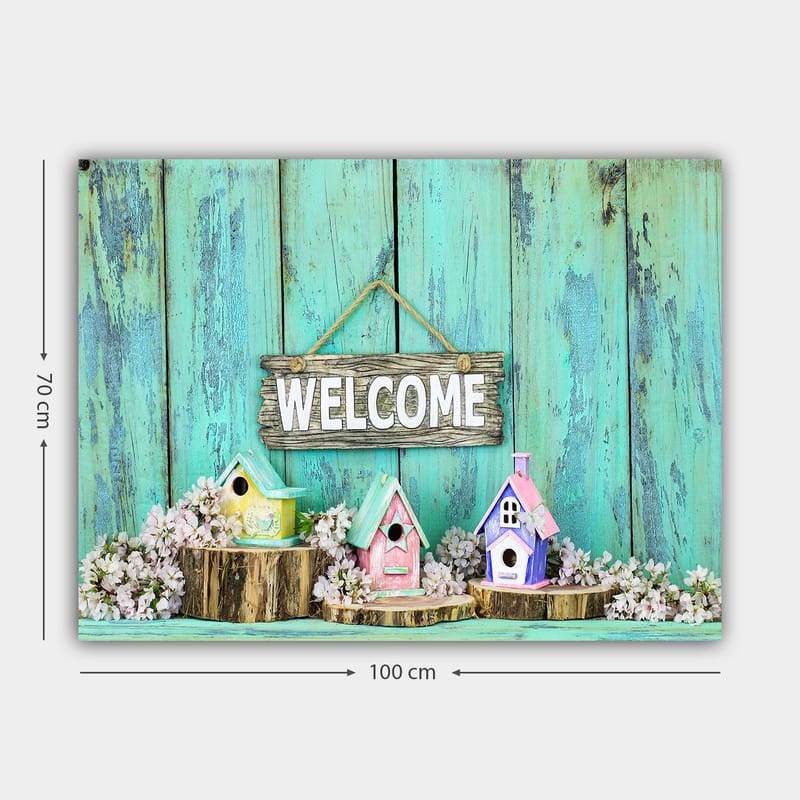 Canvastavla 70x100 cm - Färgglada fågelholkar i en välkomnande miljö med en träskylt - Turkos / Rosa / Gul - Inredning - Tavlor & konst - Canvastavlor