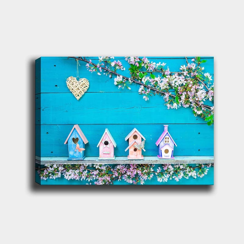 Canvastavla 70x100 cm - Färgglada fågelholkar på en blå bakgrund med blommor som dekoration - Blå / Rosa / Vit - Inredning - Tavlor & konst - Canvastavlor