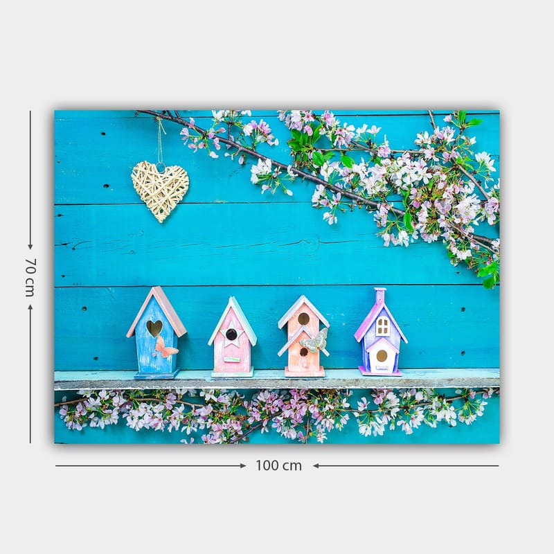 Canvastavla 70x100 cm - Färgglada fågelholkar på en blå bakgrund med blommor som dekoration - Blå / Rosa / Vit - Inredning - Tavlor & konst - Canvastavlor