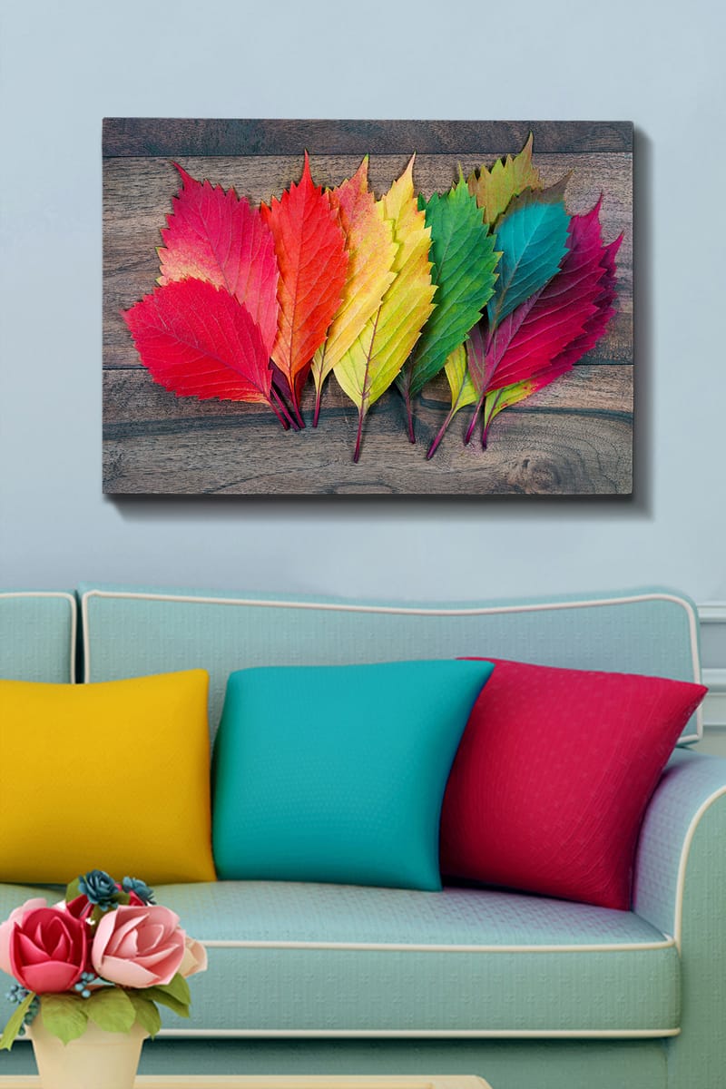 Canvastavla 70x100 cm - Färgglada höstlöv i olika nyanser som ligger på en träyta - Röd / Grön / Gul - Inredning - Tavlor & konst - Canvastavlor