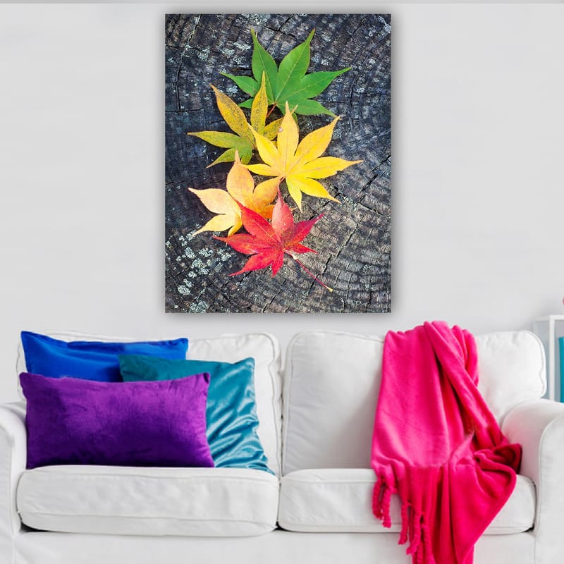 Canvastavla 70x100 cm - Färgglada höstlöv i olika nyanser på en träyta - Grön / Gul / Röd - Inredning - Tavlor & konst - Canvastavlor