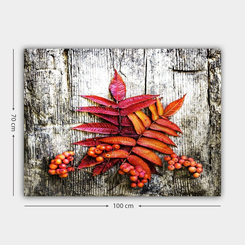 Canvastavla 70x100 cm - Färgglada höstlöv och bär på en träyta - Röd / Orange / Gul - Inredning - Tavlor & konst - Canvastavlor