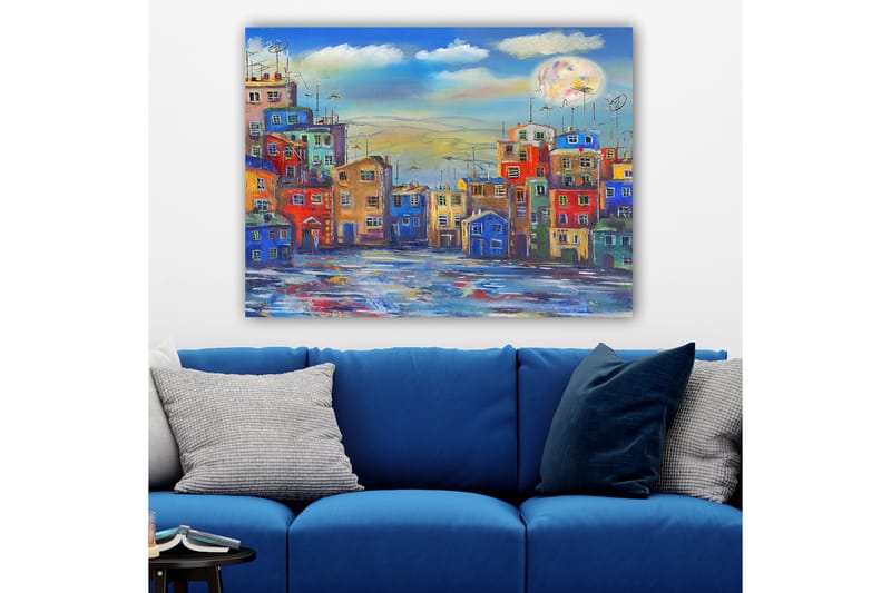 Canvastavla 70x100 cm - Färgglada hus i en stadsmiljö under en klar himmel med en stor måne - Blå / Röd / Gul - Inredning - Tavlor & konst - Canvastavlor