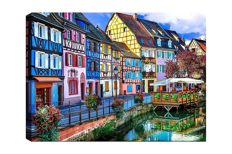 Canvastavla 70x100 cm - Färgglada hus längs en kanal i en pittoresk stadsmiljö, Blå / Rosa / Gul