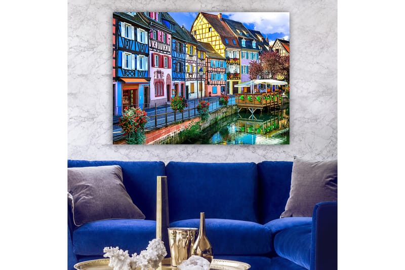 Canvastavla 70x100 cm - Färgglada hus längs en kanal i en pittoresk stadsmiljö - Blå / Rosa / Gul - Inredning - Tavlor & konst - Canvastavlor