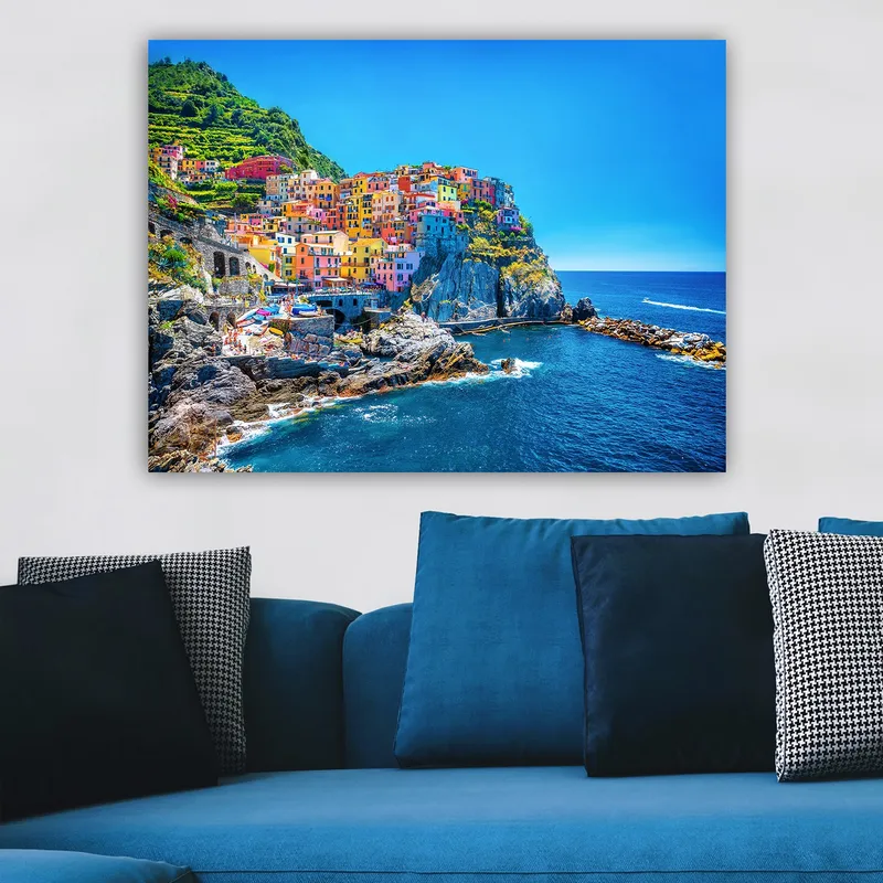 Canvastavla 70x100 cm - Färgglada hus som klättrar uppför en klippa vid havet - Blå / Gul / Rosa - Inredning - Tavlor & konst - Canvastavlor