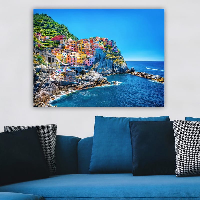 Canvastavla 70x100 cm - Färgglada hus som klättrar uppför en klippa vid havet - Blå / Gul / Rosa - Inredning - Tavlor & konst - Canvastavlor