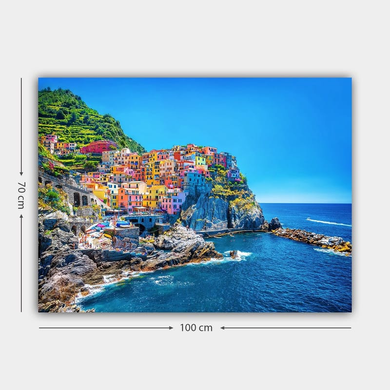 Canvastavla 70x100 cm - Färgglada hus som klättrar uppför en klippa vid havet - Blå / Gul / Rosa - Inredning - Tavlor & konst - Canvastavlor