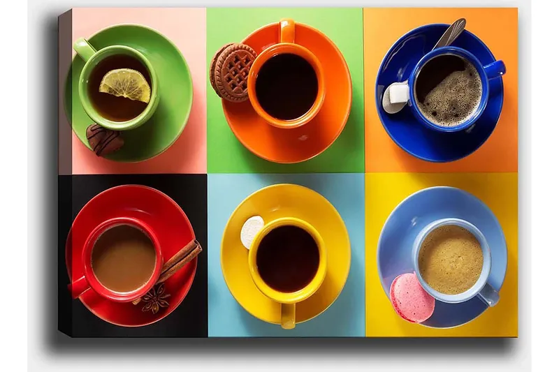Canvastavla 70x100 cm - Färgglada kaffekoppar arrangerade i ett rutmönster med olika drycker och tillbehör - Grön / Röd / Blå - Inredning - Tavlor & konst - Canvastavlor