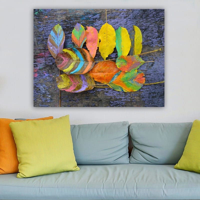 Canvastavla 70x100 cm - Färgglada löv arrangerade på en mörk bakgrund - Gul / Orange / Grön - Inredning - Tavlor & konst - Canvastavlor